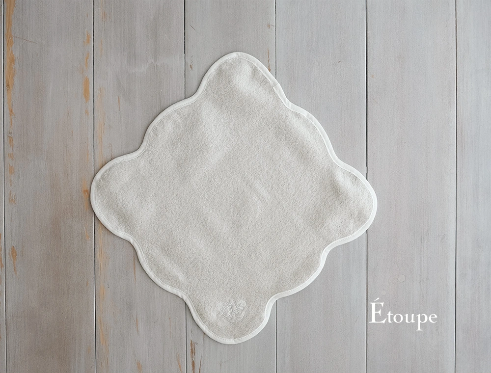 カラー：エトープ