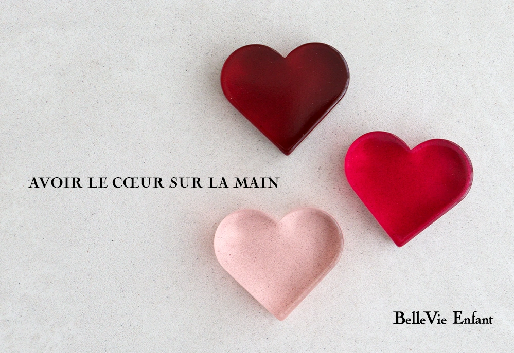 AVOIR LE CŒUR SUR LA MAIN