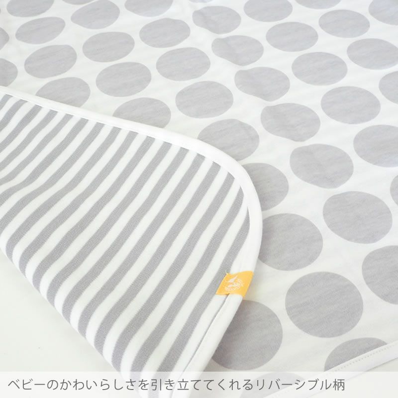 ベビーのかわいらしさを引き立ててくれるリバーシブル柄